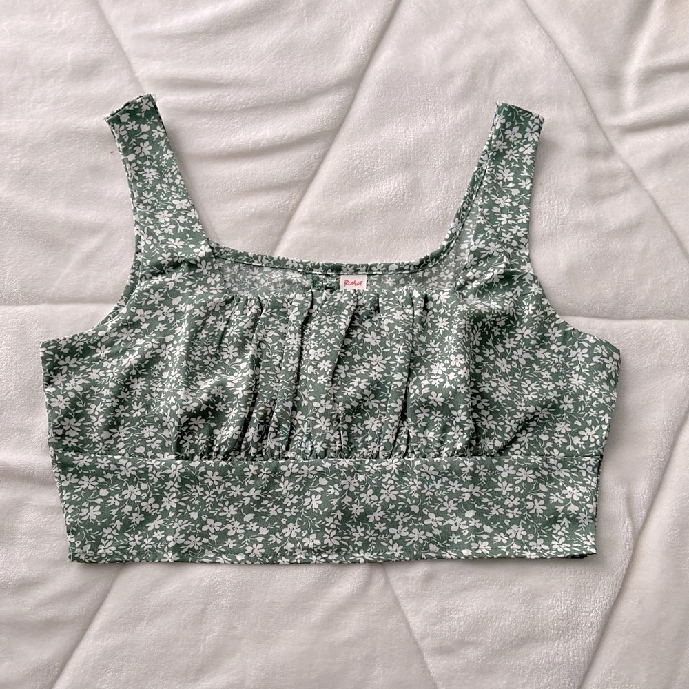 FLORAL CROPPED STRAP SHIRT